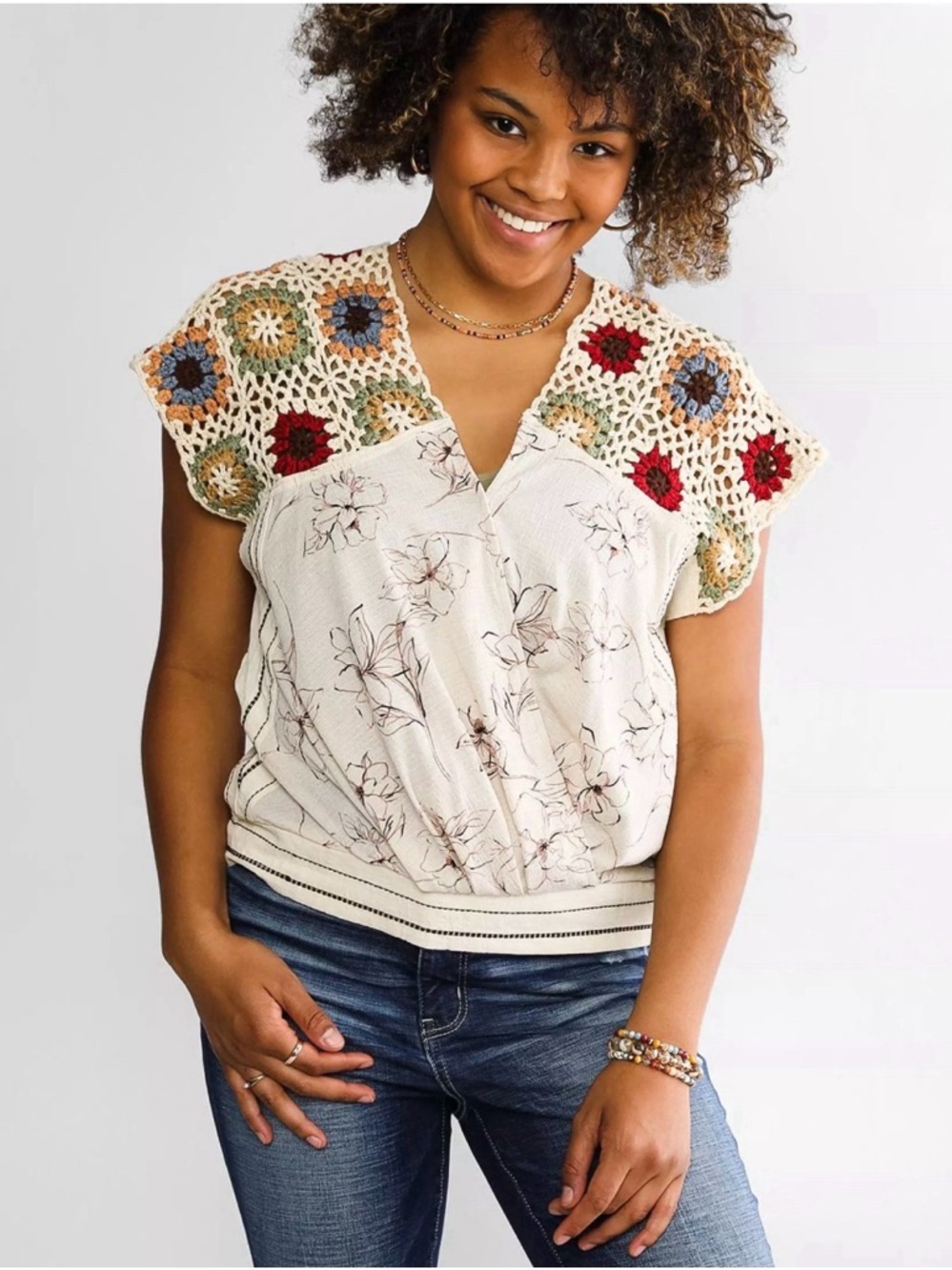 Gimmicks by BKE Granny Square Sleeve Floral Yoke Top size Large the Buckle
